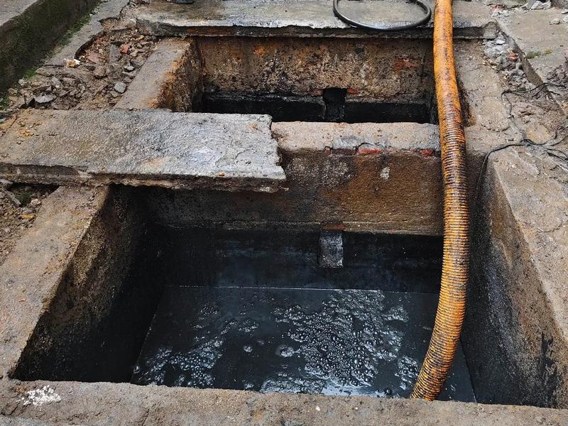 月苑清理化粪池